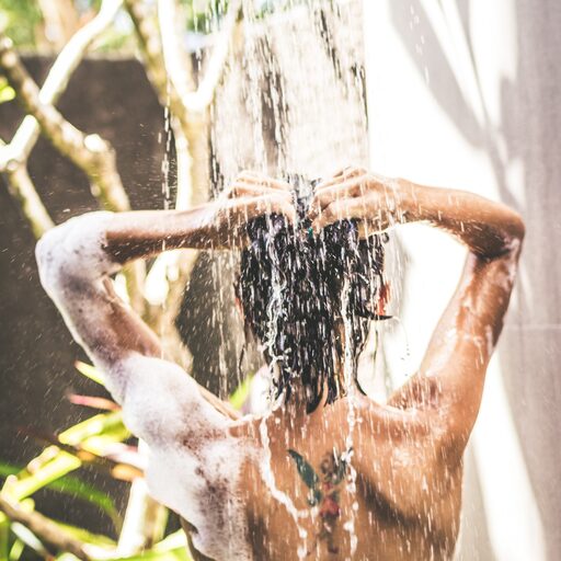 Eine Frau, die eine kalte Dusche nimmt