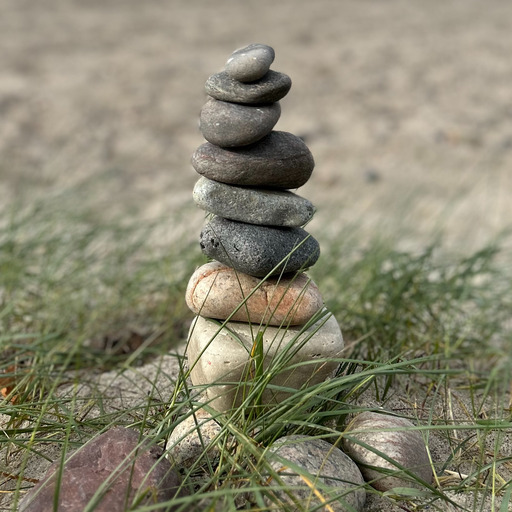 Steinmännchen als Symbol die Balance zwischen Stress und Entspannung