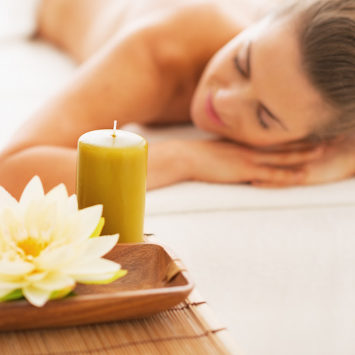 Eine Frau bei der Massage, um Stress abzubauen
